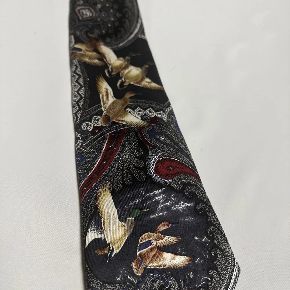 Vintage 90s 417 Van Heusen Duck Hunting Paisley Novelty Silk Tie Waterfowl